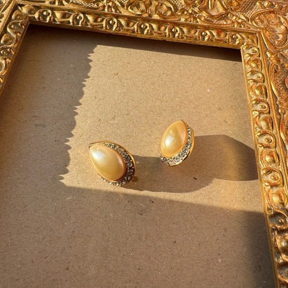 SWAROVSKI crystals and faux pearls tear drop earrings for pierced ears - Picture 4 of 13